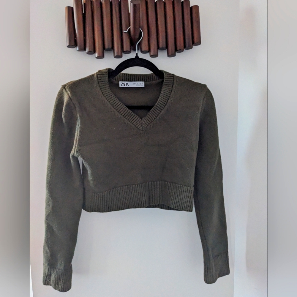 Zara Women's cropped V-neck Green Sweater - Size US M
